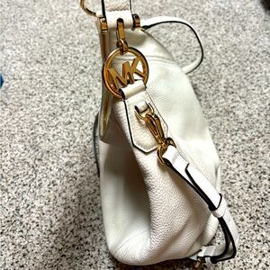 Michael Kors authentic off-white pebble Leather Shoulder Bag with Gold Accents